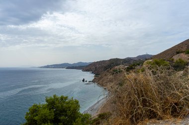 Nerja yakınlarındaki deniz ve sahilin panoramik manzarası