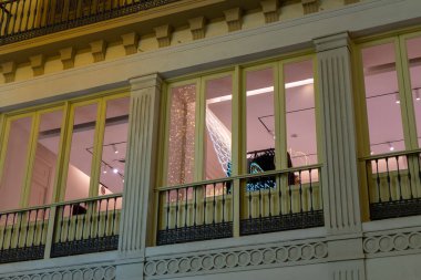 MALAGA, İspanya - 23 Aralık 2022: 23 Aralık 2022 'de İspanya' nın Malaga kentindeki Marqus de Larios caddesine Noel süslemeleri yansıdı