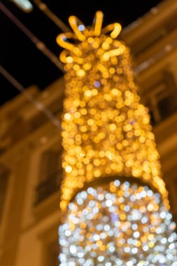 MALAGA, İspanya - 23 Aralık 2022: 23 Aralık 2022 'de İspanya' nın Malaga kentindeki şehir merkezinde bulanık noel süslemeleri