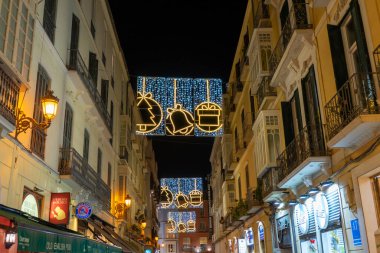 MALAGA, İspanya - 23 Aralık 2022: 23 Aralık 2022 İspanya 'nın Malaga kentindeki şehir merkezinde Noel süslemeleri