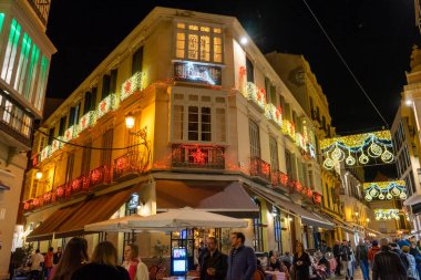 MALAGA, İspanya - 23 Aralık 2022: 23 Aralık 2022 İspanya 'nın Malaga kentindeki şehir merkezinde Noel süslemeleri