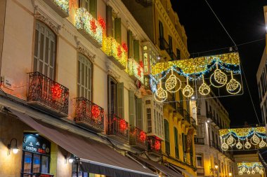 MALAGA, İspanya - 23 Aralık 2022: 23 Aralık 2022 İspanya 'nın Malaga kentindeki şehir merkezinde Noel süslemeleri