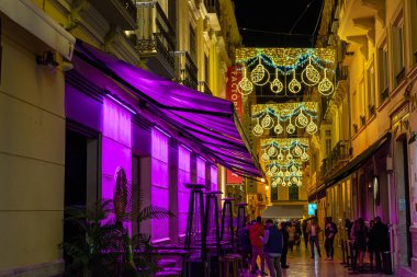 MALAGA, İspanya - 23 Aralık 2022: 23 Aralık 2022 İspanya 'nın Malaga kentindeki şehir merkezinde Noel süslemeleri