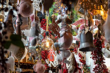 MALAGA, İspanya - 23 Aralık 2022: 23 Aralık 2022 'de İspanya' nın Malaga kenti yakınlarındaki Noel panayırı