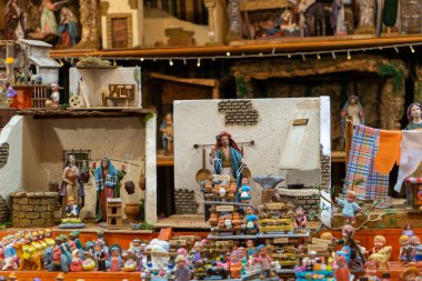 MALAGA, İspanya - 23 Aralık 2022: 23 Aralık 2022 'de İspanya' nın Malaga kenti yakınlarındaki Noel panayırı