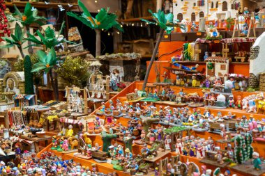 MALAGA, İspanya - 23 Aralık 2022: 23 Aralık 2022 'de İspanya' nın Malaga kenti yakınlarındaki Noel panayırı
