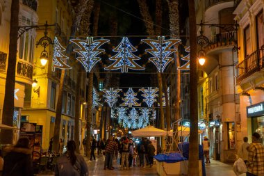MALAGA, İspanya - 23 Aralık 2022: 23 Aralık 2022 İspanya 'nın Malaga kentindeki şehir merkezinde Noel süslemeleri