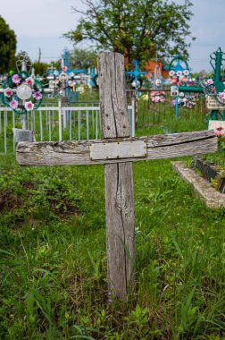 Mezarlıkta eski ahşap haç