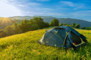 DUBOVE, UKRAINE - 22 Haziran 2021: Apetska dağında kamp, Dubove, Ukrayna 'da Karpatlar 22 Haziran 2021.