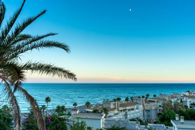TORREMOLINOS, İspanya - Eylül 04, 2022: Torremolinos, İspanya 'da gün batımı