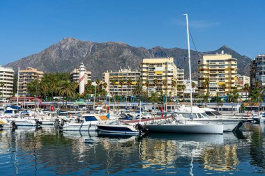 MARBELLA, İspanya - 11 Eylül 2022: Marbella, İspanya 'da yat marinasının panoramik manzarası 11 Eylül 2022