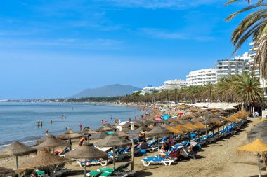 MARBELLA, İspanya - 11 Eylül 2022: Marbella, İspanya 'daki plajın panoramik manzarası 11 Eylül 2022