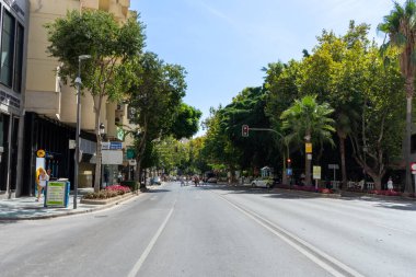 Marbella, İspanya - 11 Eylül 2022: 11 Eylül 2022 'de İspanya' nın Marbella kentindeki beyaz sokaklarda yürüyüş