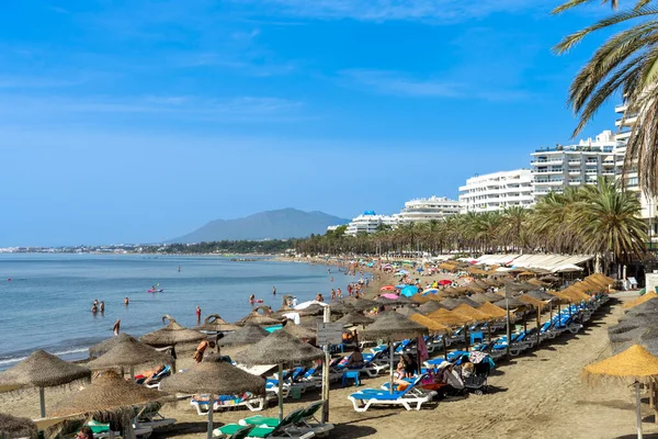 MARBELLA, İspanya - 11 Eylül 2022: Marbella, İspanya 'daki plajın panoramik manzarası 11 Eylül 2022