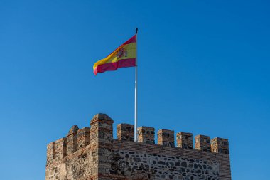 FUENGIROLLA, İspanya - 17 Eylül 2022: Fuengirola 'daki Sohail Kalesi üzerinde İspanyol bayrağı 17 Eylül 2022