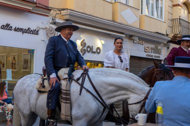 FUENGIROLLA, İspanya - 17 Eylül 2022: İspanyol geleneksel biniciler (Caballeros) 17 Eylül 2022 tarihinde Fuengirola, İspanya 'da sokakta