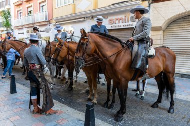 FUENGIROLLA, İspanya - 17 Eylül 2022: İspanyol geleneksel biniciler (Caballeros) 17 Eylül 2022 tarihinde Fuengirola, İspanya 'da sokakta