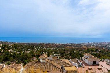 MIJAS, İspanya - 2 Ekim 2022: 2 Ekim 2022 'de İspanya' nın Mijas kentinde Costa del Sol kentinde panoramik deniz manzarası