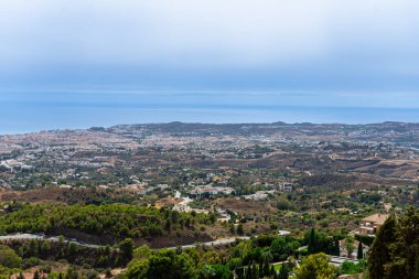 MIJAS, İspanya - 2 Ekim 2022: 2 Ekim 2022 'de İspanya' nın Mijas kentinde Costa del Sol kentinde panoramik deniz manzarası