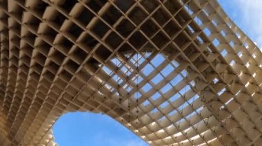 SEVILLA, İspanya - 31 Aralık 2022: Metropol Şemsiyesi (Setas de Sevilla) İspanya 'nın Sevilla kentinde 31 Aralık 2022 tarihinde ahşap ve betondan yapılmış bir yapıdır.