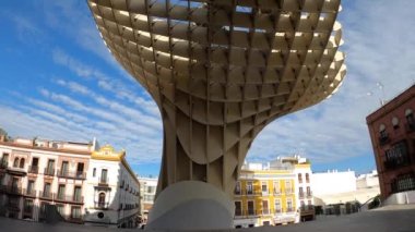 SEVILLA, İspanya - 31 Aralık 2022: Metropol Şemsiyesi (Setas de Sevilla) İspanya 'nın Sevilla kentinde 31 Aralık 2022 tarihinde ahşap ve betondan yapılmış bir yapıdır.