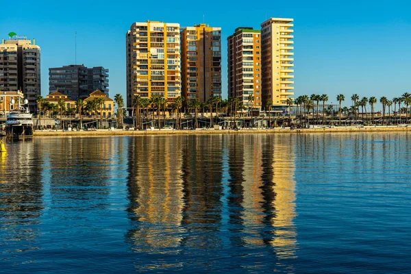 Malaga Spain January 2023 Будинки Які Відображаються Блакитній Воді Порту — стокове фото