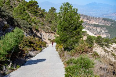 İspanya 'da Costa del Sol' da Malaga yakınlarındaki Calamorro Dağı yolunda yürüyüş.