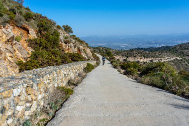 İspanya 'da Costa del Sol' da Malaga yakınlarındaki Calamorro Dağı yolunda yürüyüş.