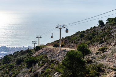 BENALMADENA, İspanya - 16 Şubat 2023: Benalmadena, İspanya 'da Malaga yakınlarındaki Calamorro Dağı' ndaki dağ kablo istasyonu