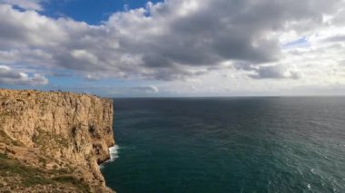 SAGRES, PORTUGAL - 27 Şubat 2023: Sagres, Portekiz 'deki Cabo de So Vicente Deniz Feneri 27 Şubat 2023