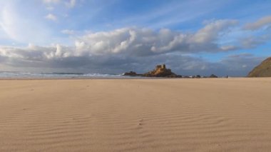 Kayalık uçurum kıyıları ve dalgaların üzerine çöktüğü cennet manzarası. Sörfçü Praia do Castelejo 'daki kayalar Sagres yakınlarında. Portekiz 'in güneyindeki Algarve bölgesinin Batı Atlantik kıyıları.