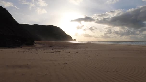 Kayalık Uçurum Kıyıları Dalgaların Üzerine Çöktüğü Cennet Manzarası Sörfçü Praia — Stok video