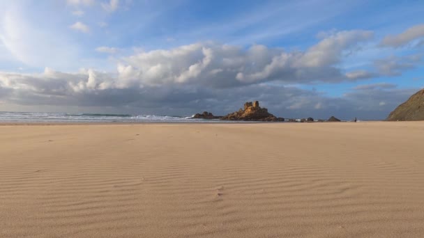 岩場の崖の海岸と波がクラッシュした牧歌的な自然景観の眺め サーファービーチでの岩 Praia Castelejo近くサグレス ポルトガルの南 アルガルヴェ地方の西大西洋岸 — ストック動画