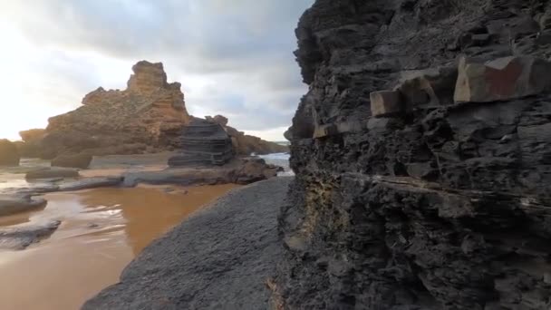 Widok Idylliczny Krajobraz Przyrody Skalistym Urwiskiem Brzegu Fale Rozbijają Się — Wideo stockowe