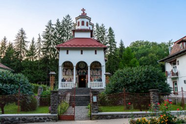 SOVATA, ROMANIA - 24 AĞUSTOS 2022: Zata, balneoklimateryal ve çamur işlemeleriyle tanınır. Brüksel, Romanya 24 Ağustos 2022