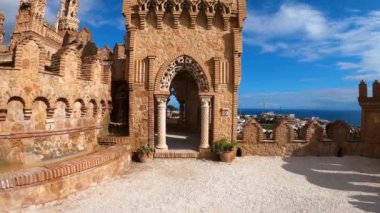 BANALMADENA, İspanya - 10 Şubat 2023 Castillo de Colomare, Christopher Columbus 'a adanmış bir masal kalesi gibi inşa edilmiş bir anıttır. Banalmadena, İspanya 10 Şubat 2023