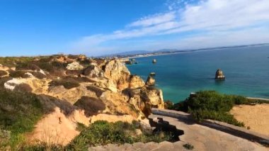 Kayalık uçurum kıyıları ve dalgaların üzerine çöktüğü cennet manzarası. Lagos 'taki Camillo plajı. Portekiz 'in güneyindeki Algarve bölgesinin Batı Atlantik kıyıları.