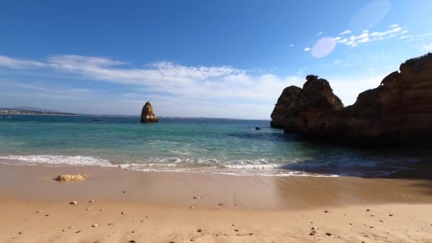 Pohled Idylickou Přírodní Krajinu Skalnatým Útesem Vlnami Narážející Pláž Camillo — Stock video