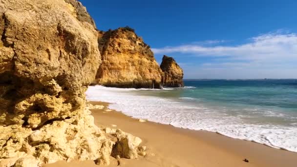 岩場の崖の海岸と波がクラッシュした牧歌的な自然景観の眺め ラゴスのカミロビーチ ポルトガルの南 アルガルヴェ地方の西大西洋岸 — ストック動画