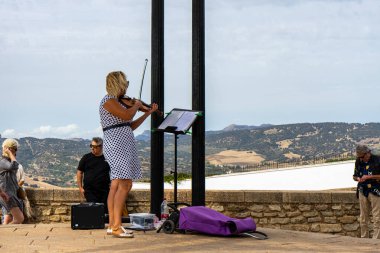 RONDA, SPAIN - 23 Ekim 2022: Ronda, İspanya 'da sokak müzisyeni