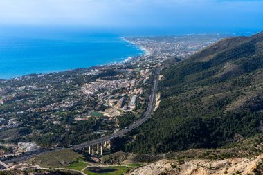 İspanya 'daki Costa del Sol' da Malaga yakınlarındaki Calamorro Dağı 'ndan panoramik manzara