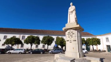 FARO, PORTUGAL - 1 Mart 2023: 1 Mart 2023 tarihinde Portekiz 'in Faro kentindeki tarihi şehir merkezinde uçak