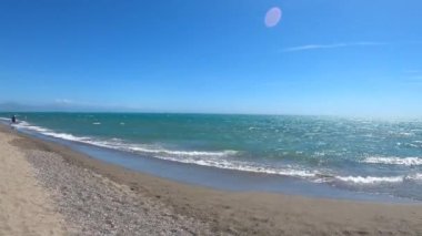 TORREMOLINOS, İspanya - 2 Nisan 2023: Torremolinos plajı, İspanya 2 Nisan 2023