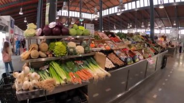 ALMERIA, İspanya - 19 Mart 2023: Almerya, İspanya 'da merkez pazarda sebze ve meyve