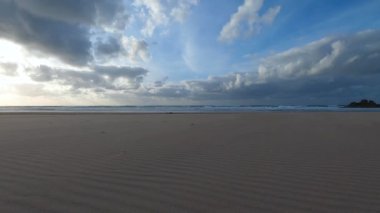 Kayalık uçurum kıyıları ve dalgaların üzerine çöktüğü cennet manzarası. Sörfçü Praia do Castelejo 'daki kayalar Sagres yakınlarında. Portekiz 'in güneyindeki Algarve bölgesinin Batı Atlantik kıyıları.