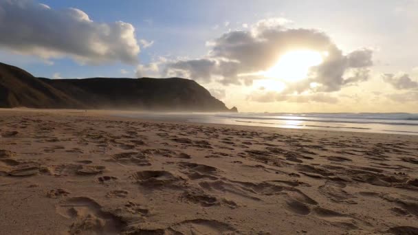 Kayalık Uçurum Kıyıları Dalgaların Üzerine Çöktüğü Cennet Manzarası Sörfçü Praia — Stok video