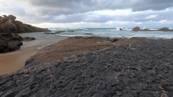 Άποψη Του Ειδυλλιακού Τοπίου Της Φύσης Βραχώδη Ακρογιαλιά Και Κύματα — Αρχείο Βίντεο