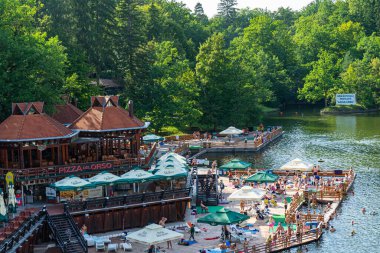 SOVATA, ROMANIA - 24 AĞUSTOS 2022: Balneoclimateric ve çamur tedavileriyle bilinir. Brüksel, Romanya 24 Ağustos 2022