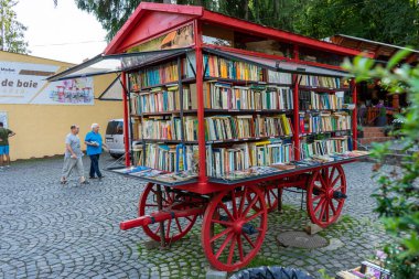 SOVATA, ROMANIA - 24 AĞUSTOS 2022: Romanya 'da 24 Ağustos 2022' de tatil beldesinde kitap büfesi