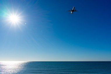 MALAGA, İspanya - 25 Mart 2023: Akdeniz üzerinde gün doğumunda iniş yapan uçak, Costa del Sol, Malaga, İspanya 25 Mart 2023